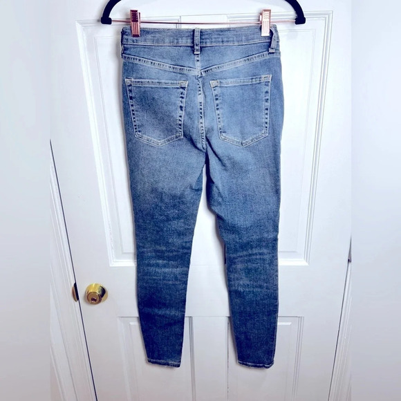 We the free size 26 distressed skinny high rise jeans in excellent condition​ - Picture 5 of 5